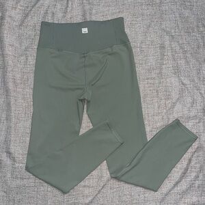 Vuori High-Waist Ribbed Leggings in Olive